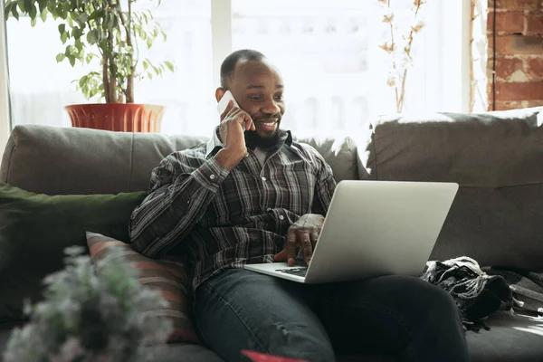 Afroamerikaner, Freiberufler während der Arbeit im Homeoffice während der Quarantäne — Stockfoto