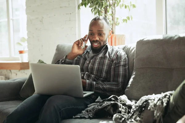 Afroamerikaner, Freiberufler während der Arbeit im Homeoffice während der Quarantäne — Stockfoto