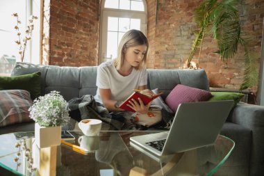 Beyaz bir kadın, karantinadayken iş sırasında serbest çalışıyor.