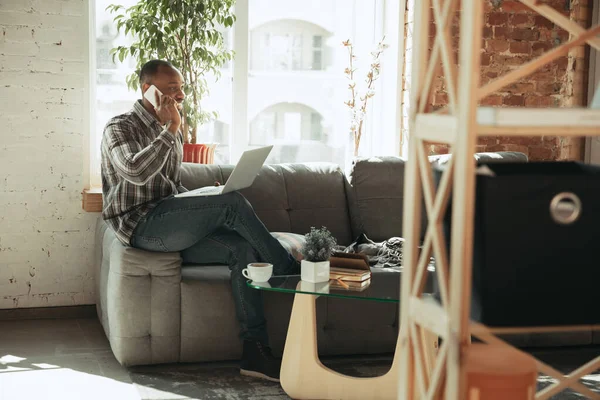 अफ्रीकी-अमेरिकी आदमी, क्वारंटीन के दौरान घर के कार्यालय में काम के दौरान फ्रीलांसर — स्टॉक फ़ोटो, इमेज