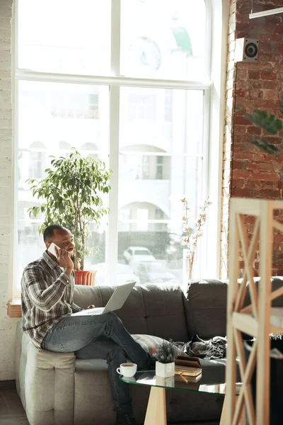 Hombre afroamericano, freelancer durante el trabajo en casa mientras está en cuarentena — Foto de Stock