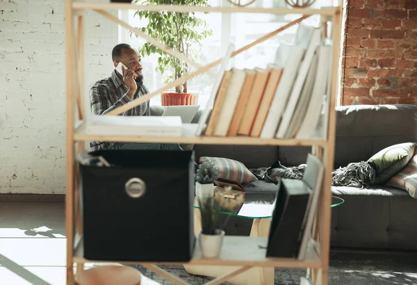 Hombre afroamericano, freelancer durante el trabajo en casa mientras está en cuarentena — Foto de Stock