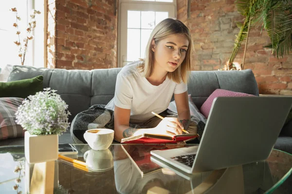 Mulher caucasiana, freelancer durante o trabalho em home office enquanto quarentena — Fotografia de Stock