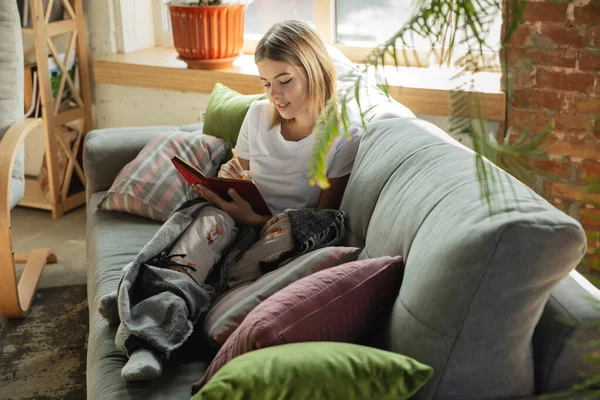 Kaukasisk kvinna, frilansare under arbetet på hemmakontoret medan karantän — Stockfoto