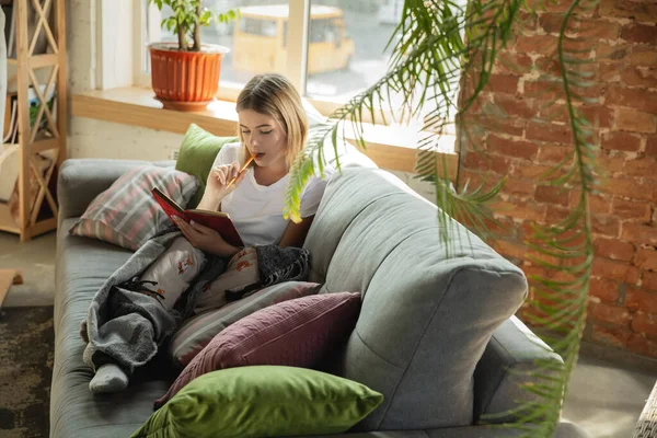 Beyaz bir kadın, karantinadayken iş sırasında serbest çalışıyor.