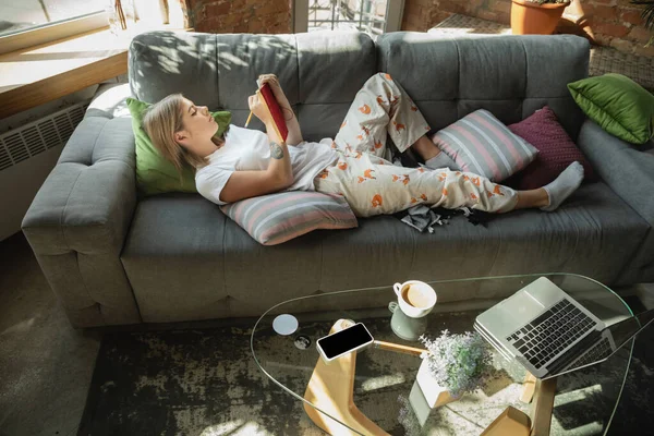 Caucasian woman, freelancer during the work in home office while quarantine — Stock Photo, Image