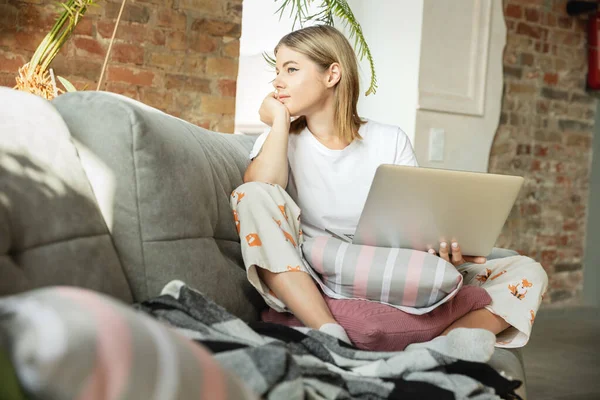 Kaukasisk kvinna, frilansare under arbetet på hemmakontoret medan karantän — Stockfoto