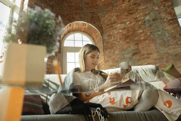 Caucasian woman, freelancer during the work in home office while quarantine — Stock Photo, Image