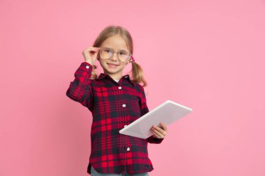 Pembe stüdyo arka planında beyaz kız portresi