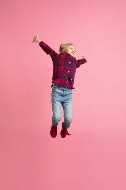 Pembe stüdyo arka planında beyaz kız portresi