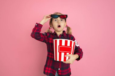 Pembe stüdyo arka planında beyaz kızlar portresi, sinema konsepti.
