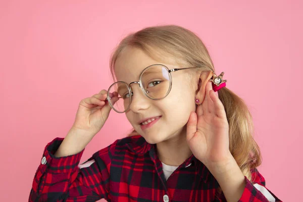 Kaukasische kleine meisjes portret op roze studio achtergrond — Stockfoto