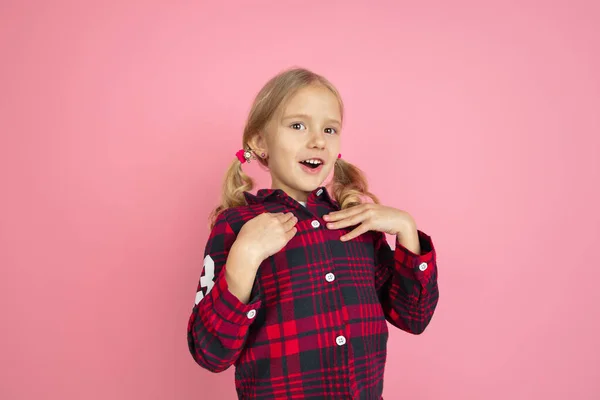 Caucasian little girls portrait on pink studio background — Stock Photo, Image