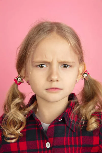 Kaukasiska små flickor närbild porträtt på rosa studio bakgrund — Stockfoto