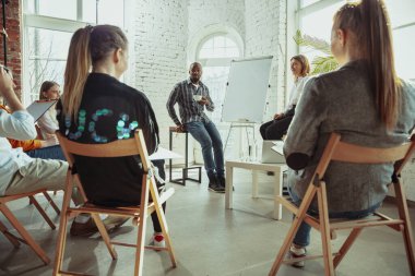 Beyaz kadın konuşmacı üniversite veya iş merkezi atölyesinde sunum yapıyor