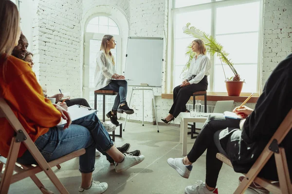 Beyaz kadın konuşmacı üniversite veya iş merkezi atölyesinde sunum yapıyor