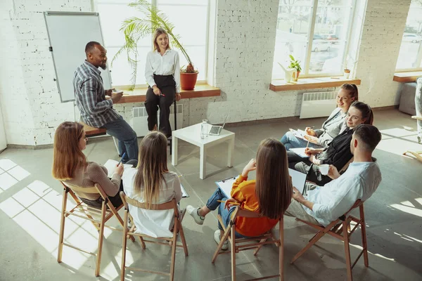 Kvinnlig kaukasiska talare ger presentation i hall vid universitet eller business center workshop — Stockfoto