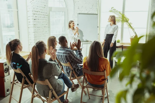 Vrouwelijke blanke spreker geeft presentatie in zaal op workshop universiteit of business center — Stockfoto