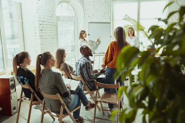 Beyaz kadın konuşmacı üniversite veya iş merkezi atölyesinde sunum yapıyor
