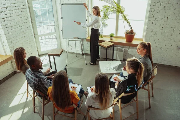 Female caucasian speaker giving presentation in hall at university or business centre workshop — Stock Photo, Image
