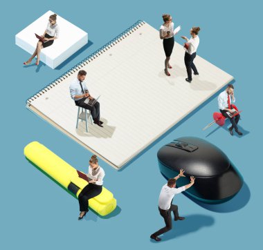 Mavi arka planda yaratıcı ofisin yüksek açılı görüntüsü - büyük şeyler ve küçük işçiler