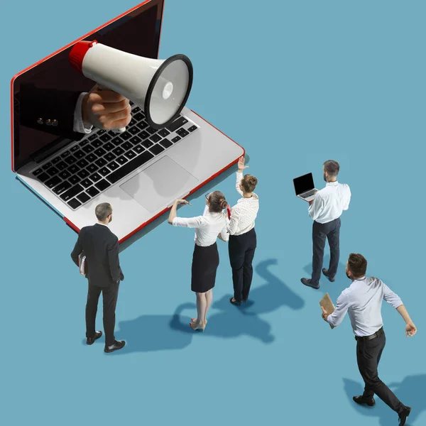 Vista de ángulo alto de la oficina creativa sobre fondo azul - grandes cosas y pequeños trabajadores — Foto de Stock