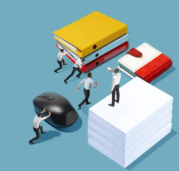 Mavi arka planda yaratıcı ofisin yüksek açılı görüntüsü - büyük şeyler ve küçük işçiler