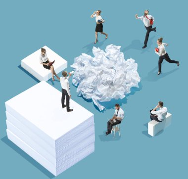 Mavi arka planda yaratıcı ofisin yüksek açılı görüntüsü - büyük şeyler ve küçük işçiler