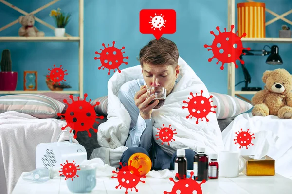 Jeune homme effrayé par la propagation du coronavirus et les cas dans le monde entier, se sentant malade, malade, fièvre — Photo