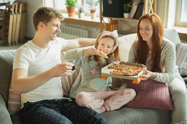 Familia pasar un buen tiempo juntos en casa, se ve feliz y alegre, comer pizza —  Fotos de Stock