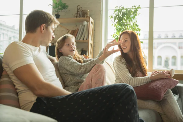 Familia pasar un buen tiempo juntos en casa, se ve feliz y alegre, comer pizza — Foto de Stock