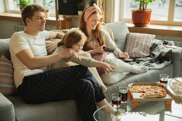 Família passar um bom tempo juntos em casa, parece feliz e alegre, comer pizza — Fotografia de Stock