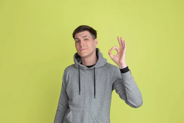 Retrato de homem caucasiano isolado no fundo do estúdio amarelo modelo assustador — Fotografia de Stock