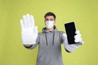 Sarı stüdyo arka planında izole edilmiş beyaz adam portresi - garip model