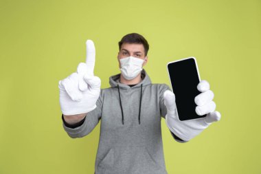 Sarı stüdyo arka planında izole edilmiş beyaz adam portresi - garip model