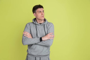 Sarı stüdyo arka planında izole edilmiş beyaz adam portresi - garip model