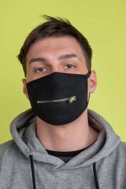 Sarı arka planda izole edilmiş beyaz erkek portresi. Ürkütücü model.
