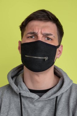 Sarı arka planda izole edilmiş beyaz erkek portresi. Ürkütücü model.