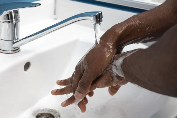 Homem lavar as mãos com cuidado no banheiro de perto. Prevenção da infecção e disseminação do vírus da pneumonia — Fotografia de Stock