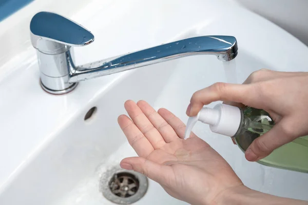 Vrouw wassen handen zorgvuldig in de badkamer close-up. Preventie van infectie en verspreiding van longontsteking — Stockfoto