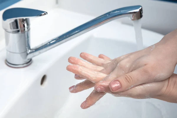 Mulher lavar as mãos cuidadosamente no banheiro de perto. Prevenção da infecção e disseminação do vírus da pneumonia — Fotografia de Stock