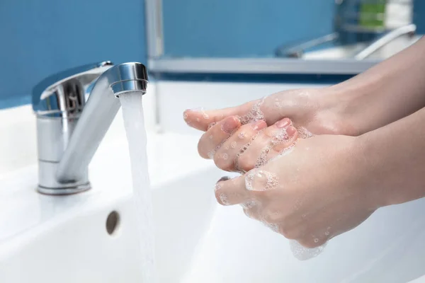 Vrouw wassen handen zorgvuldig in de badkamer close-up. Preventie van infectie en verspreiding van longontsteking — Stockfoto