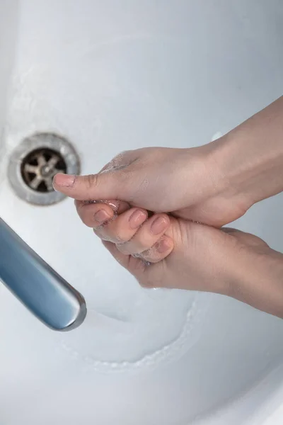 Vrouw wassen handen zorgvuldig in de badkamer close-up. Preventie van infectie en verspreiding van longontsteking — Stockfoto