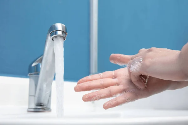 A nő óvatosan mos kezet a fürdőszobában, közelről. A fertőzés és a tüdőgyulladás vírussal való terjedésének megelőzése — Stock Fotó