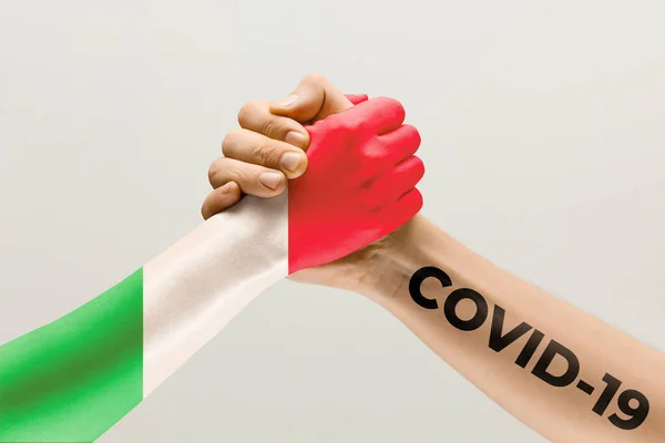 Mänskliga händer färgade i Italiens flagga och coronavirus - begreppet spridning av virus, bekämpa — Stockfoto