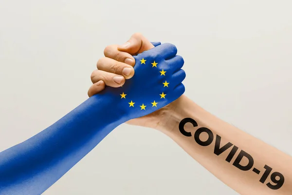 Mänskliga händer färgade i flagga Europiska unionen och coronavirus - begreppet spridning av virus, bekämpa — Stockfoto