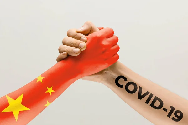 Manos humanas coloreadas en la bandera de China y coronavirus - concepto de propagación del virus, lucha — Foto de Stock