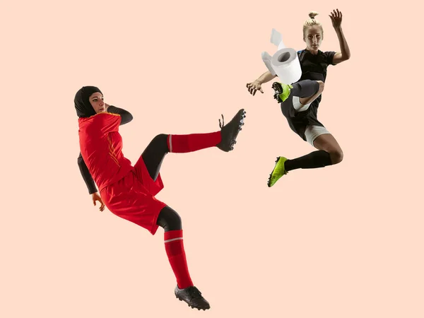 Desportistas profissionais lutam contra papel higiênico em movimento e ação - alta demanda por bens essenciais — Fotografia de Stock