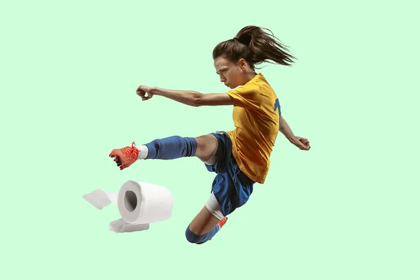 プロのスポーツ女性は運動やアクションでトイレタリー紙をキャッチ-必需品への高い需要 — ストック写真