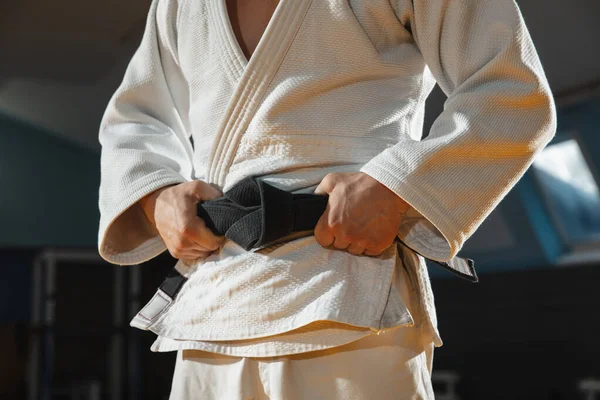 Mladý judo bojovník v kimonu pózování comfident v tělocvičně, silný a zdravý — Stock fotografie